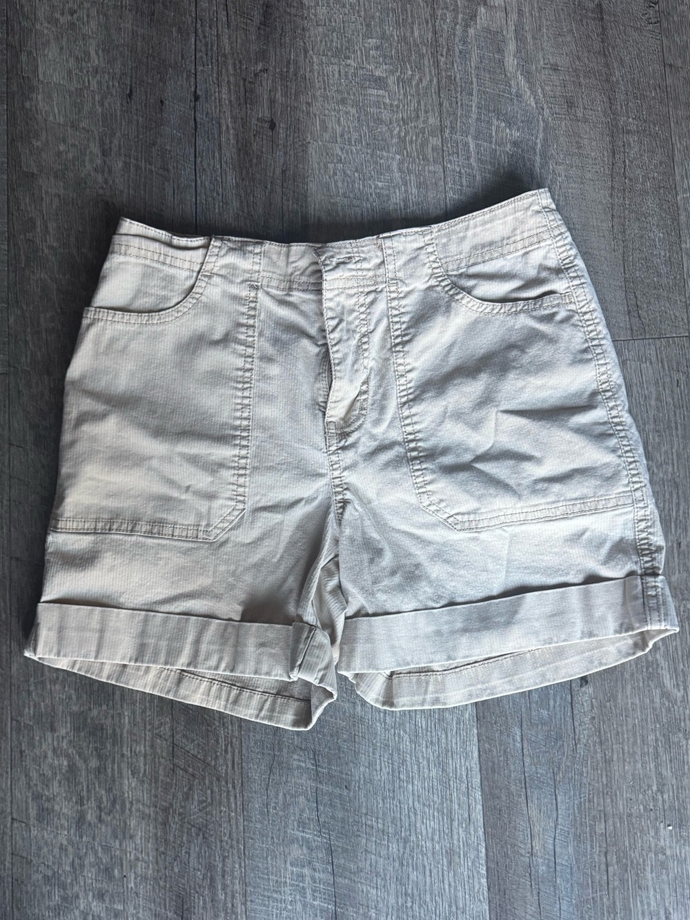 Gloria Vanderbilt Cargo Bermuda Shorts in Tan Rolled Cuff Women’s Size 4